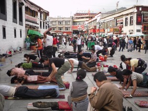 buddhists-prostrating-outside-the-temple